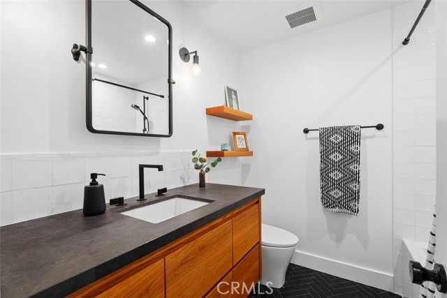 Image 23 of 58 For 65 Castletree