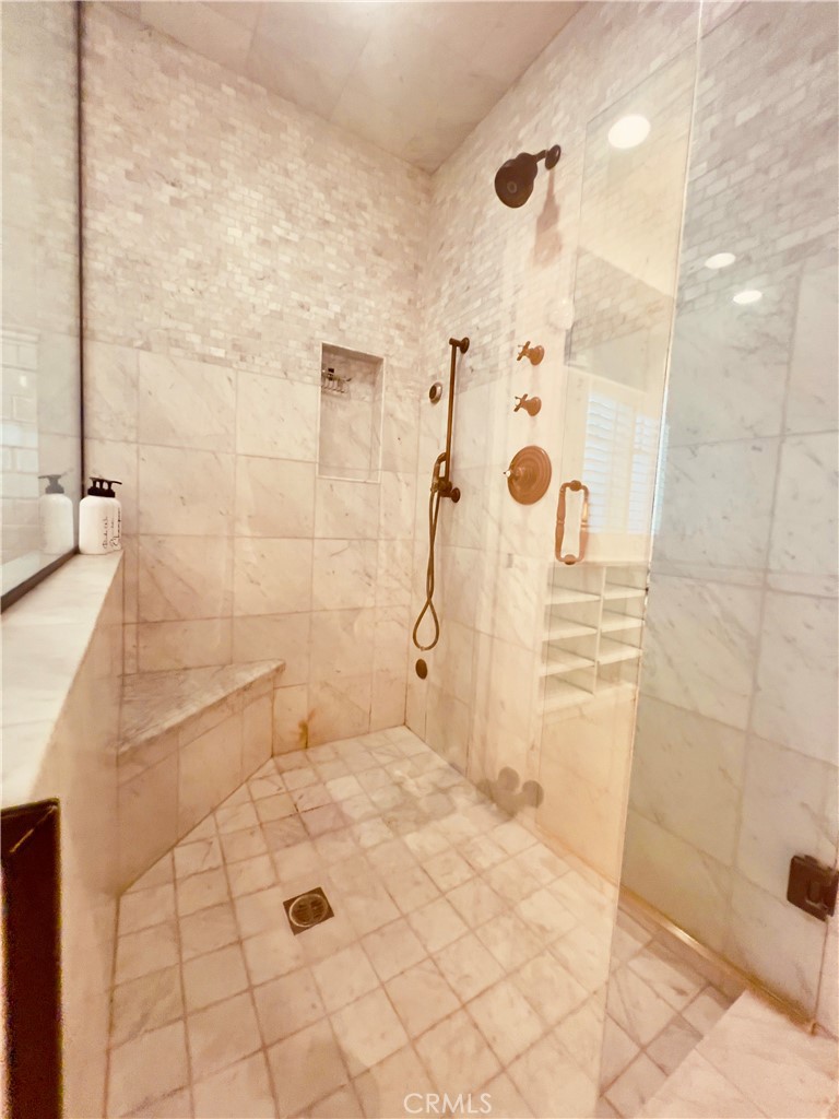 https://media.crmls.org/medias/9b1c9053-0e93-479c-907b-151fcd398974.jpg?preset=X-Large