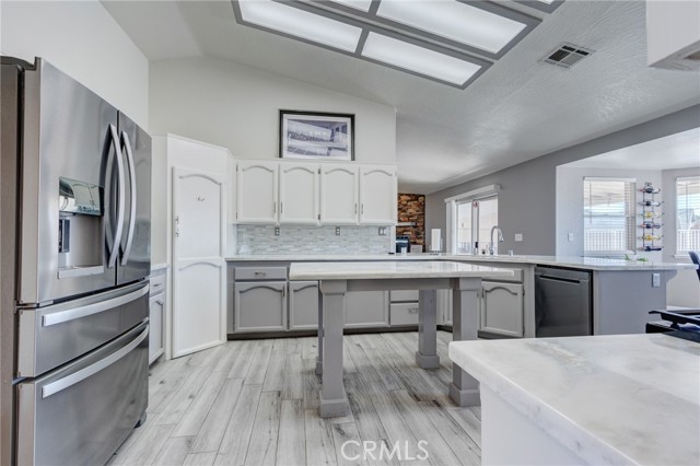 Detail Gallery Image 13 of 42 For 19783 Lara Ln, Apple Valley,  CA 92308 - 4 Beds | 3 Baths