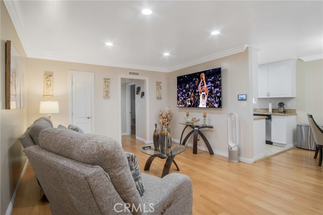 551 West Stocker Street, 1 photo 6