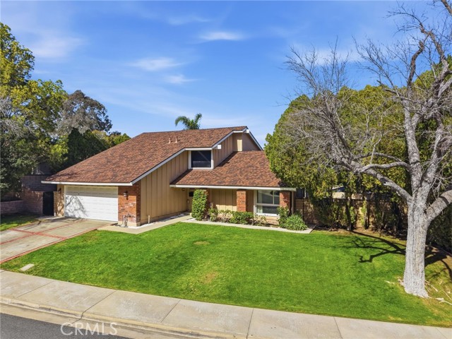 Detail Gallery Image 4 of 41 For 23943 via Flamenco, Valencia,  CA 91355 - 5 Beds | 3 Baths