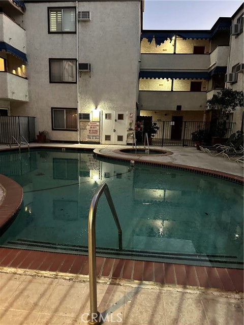 Detail Gallery Image 12 of 14 For 18530 Hatteras St #212,  Tarzana,  CA 91356 - 2 Beds | 2 Baths