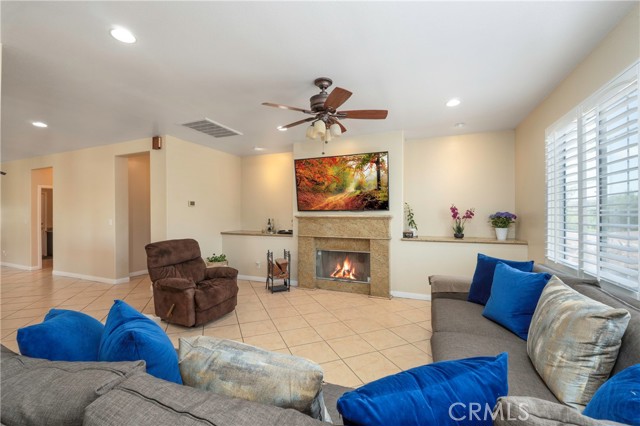 39600 Calle Gayube, Hemet CA: https://media.crmls.org/medias/9b2f54fd-0bb0-4ba2-b38d-d8104843391d.jpg