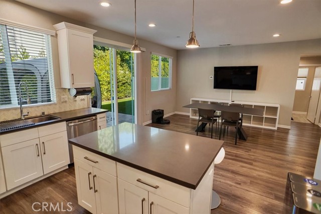 Detail Gallery Image 4 of 16 For 15605 W Lilli Way, Van Nuys,  CA 91406 - 4 Beds | 3 Baths