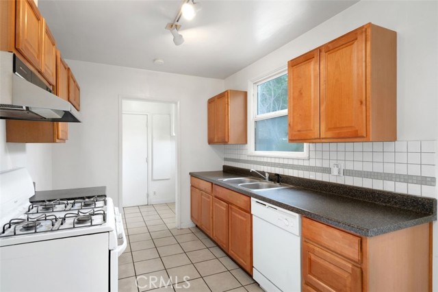9933 Norwich Avenue, Mission Hills (San Fernando) CA: https://media.crmls.org/medias/9b30e645-d0b6-45d9-9a6f-07056c25be6a.jpg