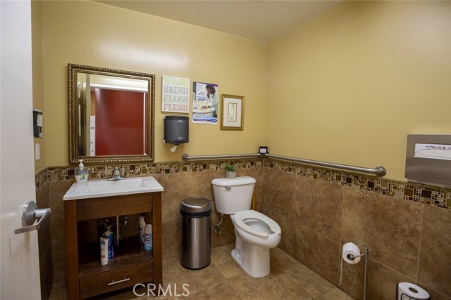 6624 Van Nuys Boulevard, Van Nuys CA: https://media.crmls.org/medias/9b334c05-bc39-4ce4-a631-af30f905352c.jpg