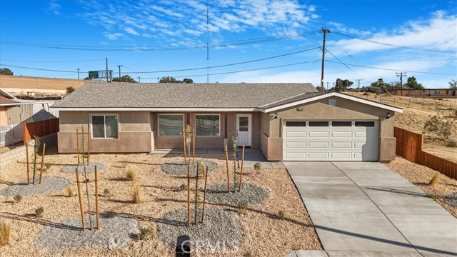 Detail Gallery Image 2 of 28 For 16105 Tawney Ridge Ln, Victorville,  CA 92394 - 3 Beds | 2 Baths