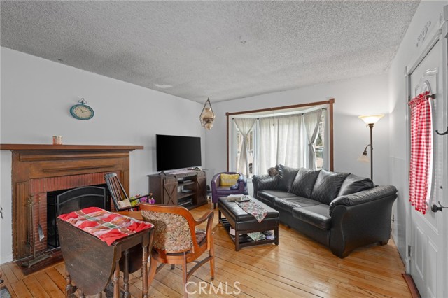1040 E 67th Street, Long Beach CA: https://media.crmls.org/medias/9b3489ff-30b6-4d8e-8d14-b1e9d000c1aa.jpg