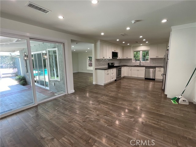 Detail Gallery Image 25 of 37 For 22678 Kittridge St, West Hills,  CA 91307 - 4 Beds | 3 Baths