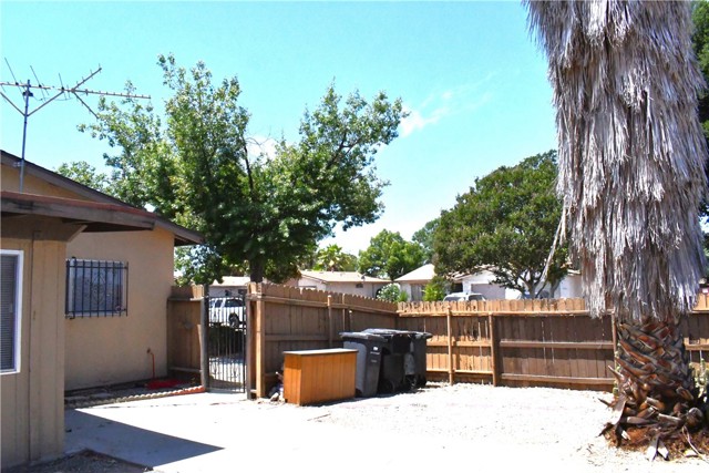 1956 Calle Arboleda, Hemet CA: https://media.crmls.org/medias/9b372834-9408-47f1-aa86-a217f6c0595a.jpg