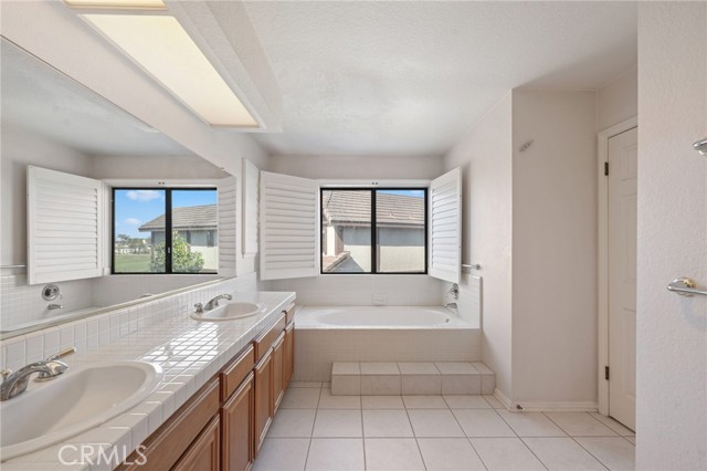 2207 Inverness Court, Oxnard CA: https://media.crmls.org/medias/9b388986-90ef-4ec4-843a-32a1f3bb86cd.jpg