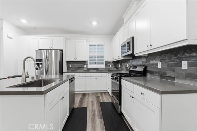 Detail Gallery Image 4 of 35 For 15185 Ridge, Fontana,  CA 92336 - 4 Beds | 3/1 Baths