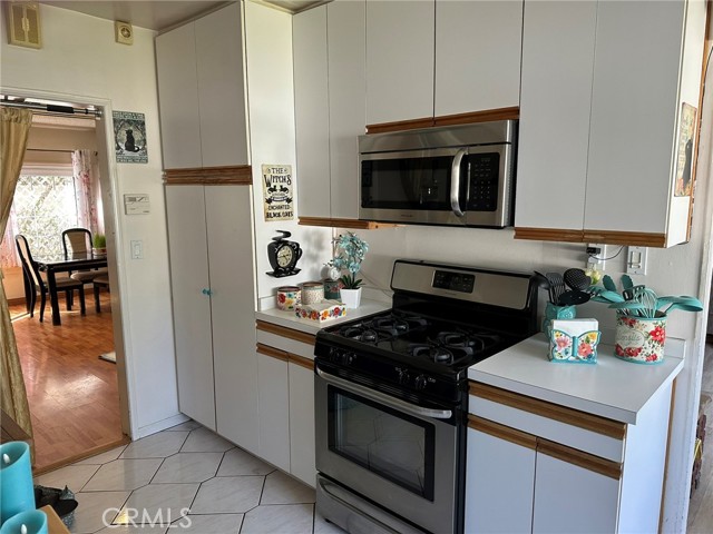 Detail Gallery Image 10 of 24 For 22901 Leonora Dr, Woodland Hills,  CA 91367 - 3 Beds | 1/1 Baths