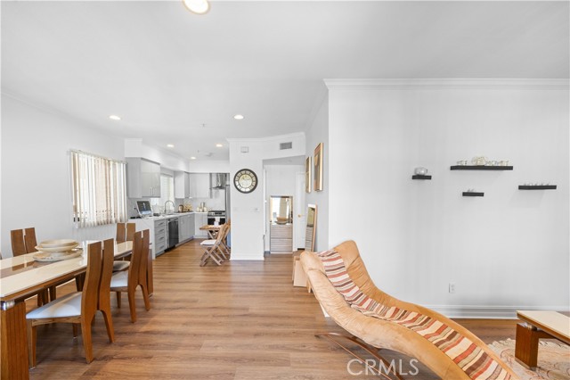 Detail Gallery Image 2 of 19 For 565 E San Jose Ave #204,  Burbank,  CA 91501 - 2 Beds | 3 Baths