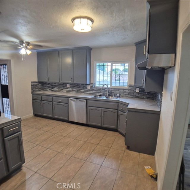 Detail Gallery Image 10 of 20 For 804 S Mayo Ave, Compton,  CA 90221 - 3 Beds | 1 Baths
