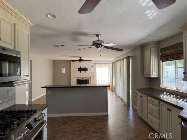 Detail Gallery Image 7 of 20 For 1990 Willowbrook, Oceanside,  CA 92056 - 4 Beds | 3 Baths