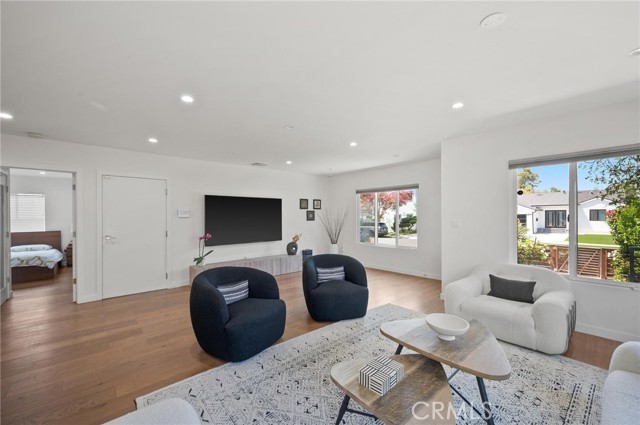Detail Gallery Image 4 of 35 For 17642 Calvert St, Encino,  CA 91316 - 4 Beds | 2/1 Baths