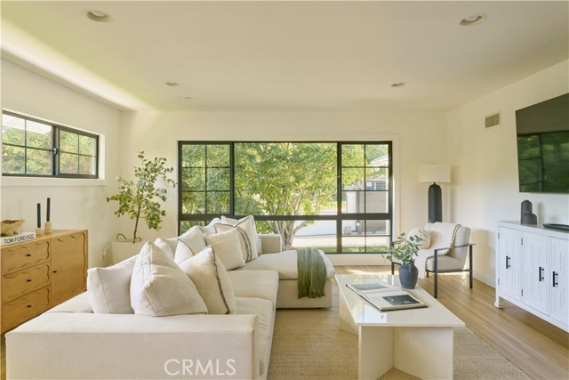 Detail Gallery Image 10 of 40 For 4800 Mary Ellen, Sherman Oaks,  CA 91423 - 3 Beds | 2 Baths