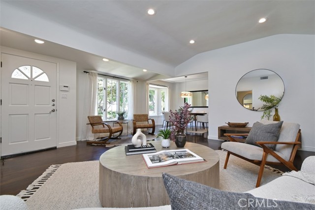 4058 Shadyglade Avenue, Studio City CA: https://media.crmls.org/medias/9b4b794b-b75c-4533-bfad-43bc77070062.jpg