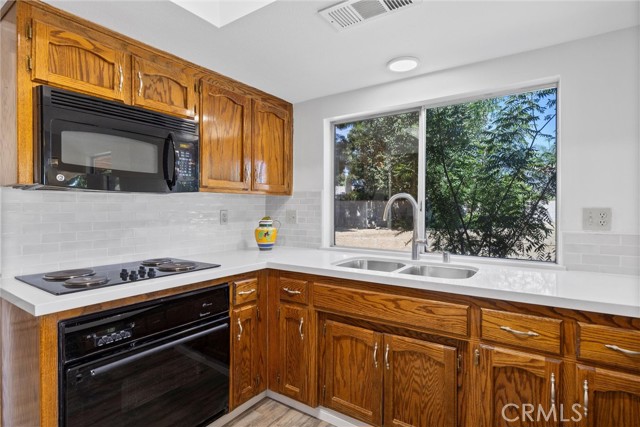 Detail Gallery Image 8 of 39 For 601 Las Arenas Ct, Bakersfield,  CA 93314 - 3 Beds | 2/1 Baths