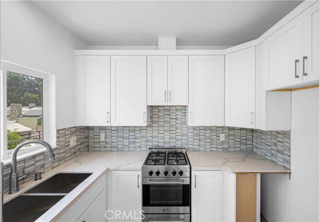 828 E Olive Avenue, Burbank CA: https://media.crmls.org/medias/9b4e15da-8d57-4752-bdf5-e2f1e059eecd.jpg