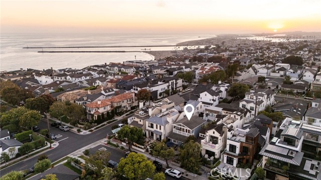 305 Poinsettia Avenue, Corona del Mar CA: https://media.crmls.org/medias/9b501338-c0ac-4289-a735-5479b0116271.jpg