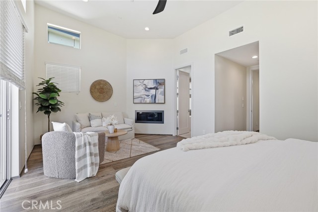 Detail Gallery Image 34 of 67 For 1745 Spreckels Ln, Redondo Beach,  CA 90278 - 3 Beds | 4/1 Baths