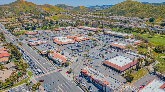 23825 N Canyon Lake Drive, Canyon Lake CA: https://media.crmls.org/medias/9b56500f-0023-4678-9960-f489f31a7bab.jpg