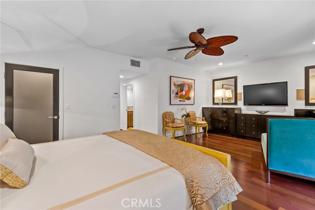 130 N Swall Drive, Beverly Hills CA: https://media.crmls.org/medias/9b573caa-6217-40e0-bf4e-51e5e2eba244.jpg