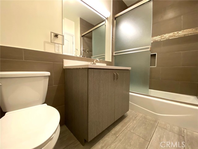 Detail Gallery Image 12 of 29 For 953 N Normandie #205,  Los Angeles,  CA 90029 - 3 Beds | 2 Baths