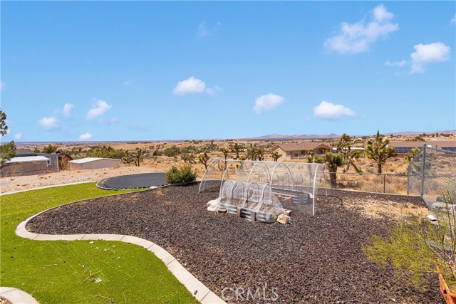 22752 Roundup Way, Apple Valley CA: https://media.crmls.org/medias/9b5850c5-1df9-45f6-9f5d-975efc55ee3f.jpg