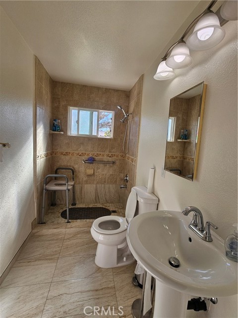 Detail Gallery Image 6 of 10 For 20152 Acre, Winnetka,  CA 91306 - 4 Beds | 2 Baths