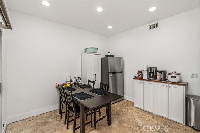 Detail Gallery Image 5 of 29 For 11531 Riverside Dr #209,  Valley Village,  CA 91602 - 2 Beds | 2 Baths