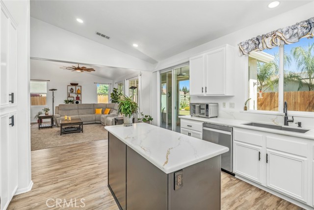 12206 Sundance Canyon Drive, Bakersfield CA: https://media.crmls.org/medias/9b68885f-69a7-49c6-ad6f-6fc32b7d1882.jpg