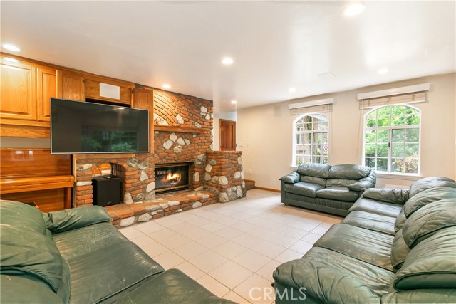 Detail Gallery Image 5 of 40 For 27442 Meadow Bay Dr, Lake Arrowhead,  CA 92352 - 4 Beds | 3/1 Baths