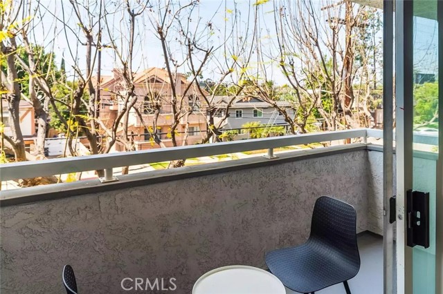 Detail Gallery Image 4 of 11 For 4406 Cahuenga Bld 209a,  Toluca Lake,  CA 91602 - 3 Beds | 2 Baths