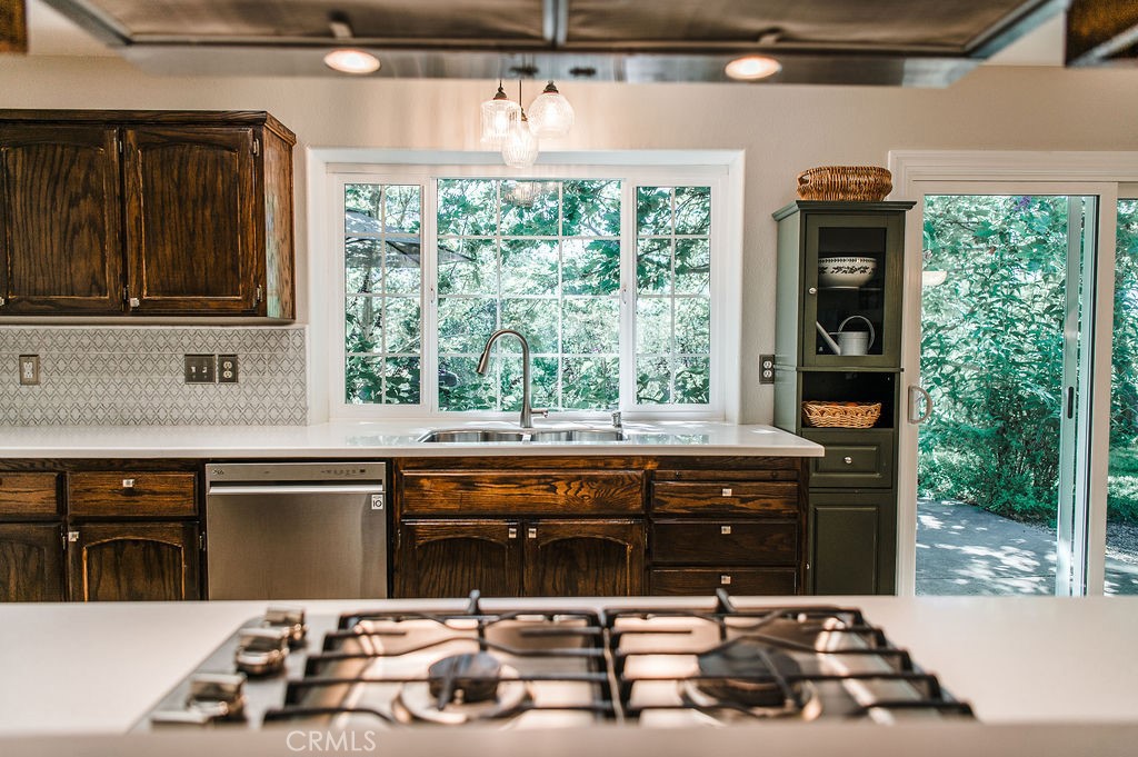 https://media.crmls.org/medias/9b6f18cb-5190-4395-a7e7-9cf3e48a6917.jpg?preset=X-Large