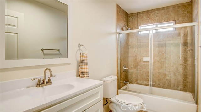 Detail Gallery Image 12 of 15 For 330 E 101st St, Los Angeles,  CA 90003 - 5 Beds | 3 Baths