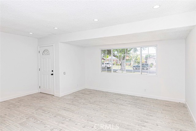 22504 Hartland St, West Hills CA: https://media.crmls.org/medias/9b72b1a3-29f3-452e-8e41-893ae4903185.jpg