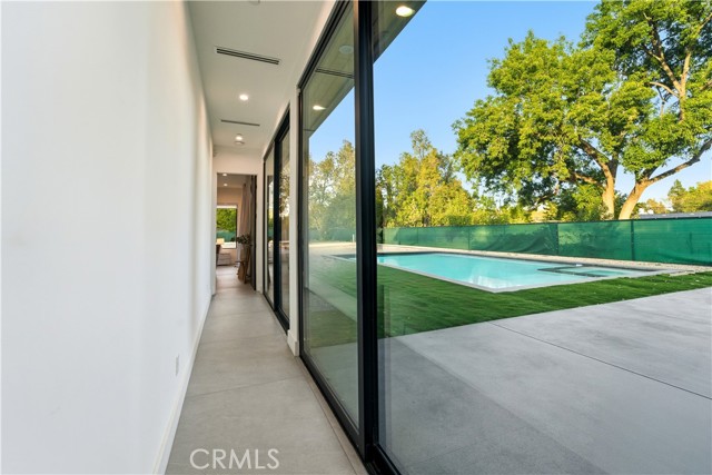 Detail Gallery Image 9 of 17 For 23227 Burbank Bld, Woodland Hills,  CA 91367 - 5 Beds | 5/1 Baths