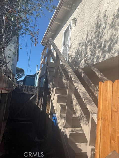 Detail Gallery Image 2 of 9 For 1943 Loma Dr, Hermosa Beach,  CA 90366 - 2 Beds | 1 Baths