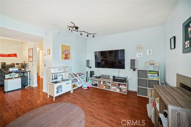 Detail Gallery Image 2 of 36 For 20155 Keswick St #112,  Winnetka,  CA 91306 - 2 Beds | 2/1 Baths