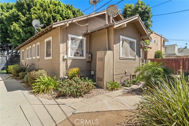 833 Cherry Avenue, Long Beach CA: https://media.crmls.org/medias/9b7777ae-192e-4f9d-818a-9badb98b40e6.jpg