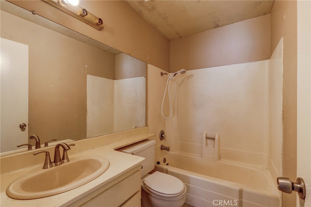 https://media.crmls.org/medias/9b77cab9-30ab-451c-ad0d-b688ff3270ae.jpg?preset=X-Large