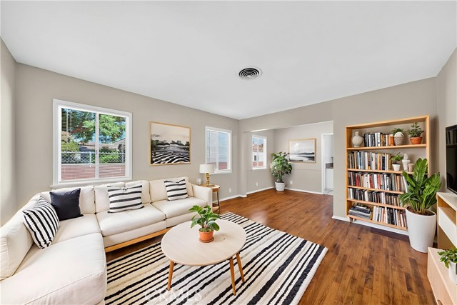 Detail Gallery Image 5 of 38 For 7046 Murietta, Van Nuys,  CA 91405 - 4 Beds | 2 Baths