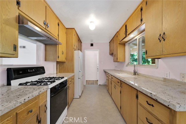 Detail Gallery Image 8 of 37 For 21724 Chatsworth St, Chatsworth,  CA 91311 - 3 Beds | 2 Baths