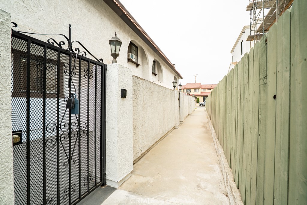 https://media.crmls.org/medias/9b83904f-801a-475b-b67c-d8dd5035fd55.jpg?preset=X-Large