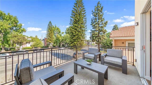 Detail Gallery Image 10 of 26 For 17154 Chatsworth St #4,  Granada Hills,  CA 91344 - 3 Beds | 2/1 Baths