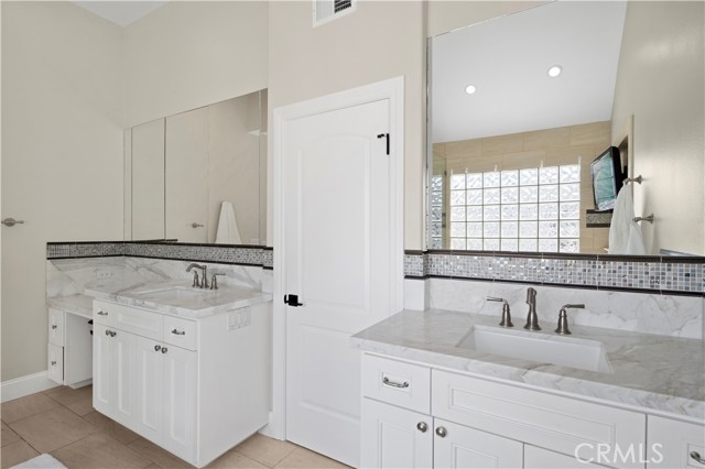 412 Poinsettia Avenue, Corona del Mar CA: https://media.crmls.org/medias/9b89d111-3a98-447b-bd91-9e06ccaf320d.jpg