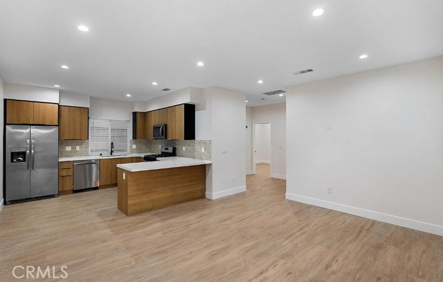 Detail Gallery Image 2 of 13 For 7840 Claybeck, Sun Valley,  CA 91352 - 2 Beds | 2 Baths